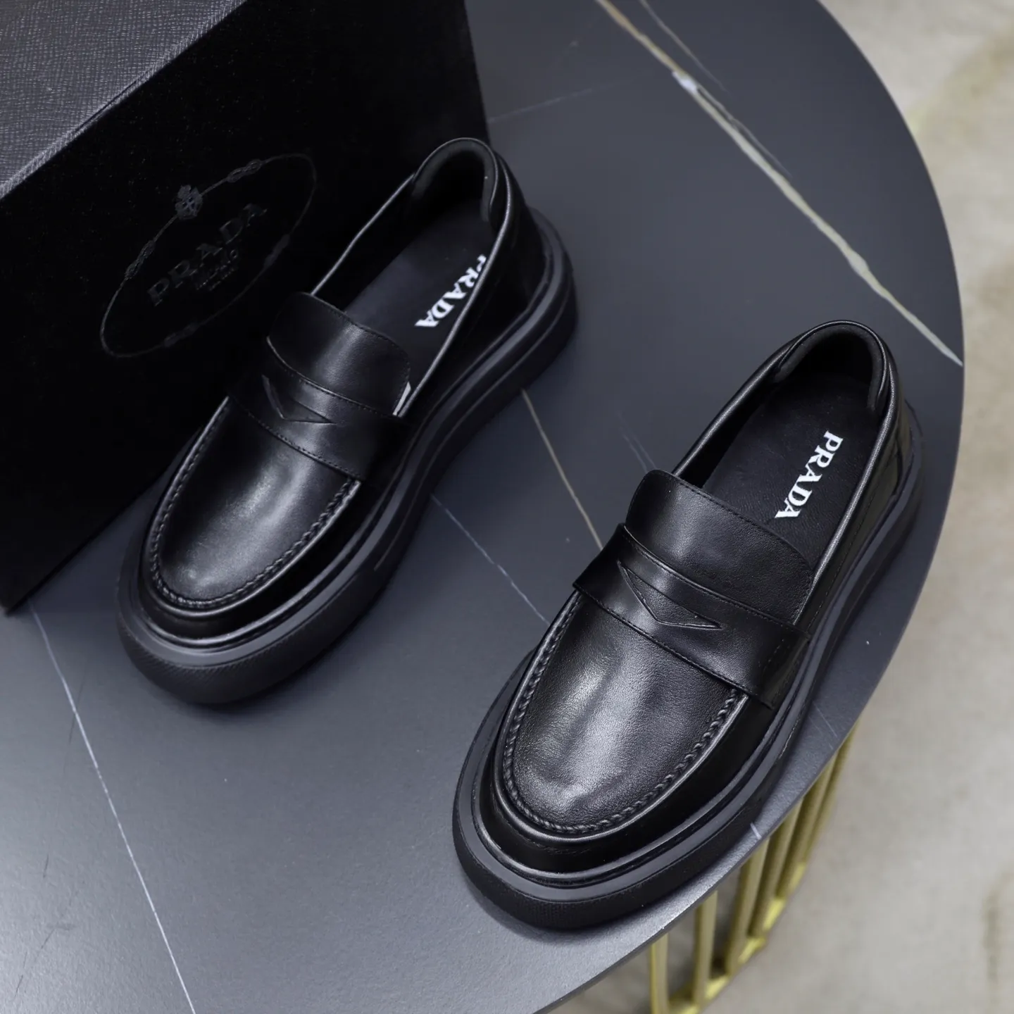 Ex-factory price: 500💰🙅‍♂️🙅‍♂️🙅‍♂️ Brand: PRADA Standard code: Men's code 38-44 (45 can be customized) Grade: Same style as the official website Original order quality Material: Original cowhide surface Comfortable lining Original outsole Style category: Men's fashionable casual leather shoes Distinguished big-name luxury elements Top luxury Color: Color of the actual picture